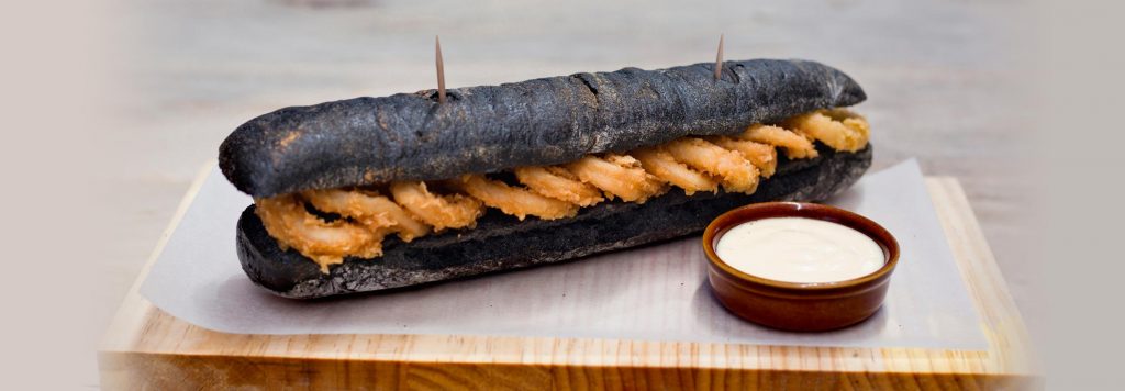 Bocadillo de calamares con pan negro de tinta de sepia Nortindal. Recetas Nortindal